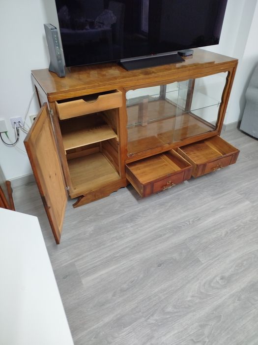 Cristaleira em madeira maciça