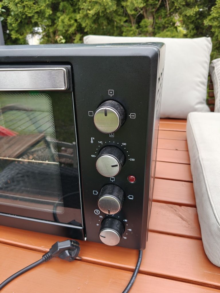 Piekarnik elektryczny 60l

Wysokość 41 cm

Szerokość 62 cm

Głębokość