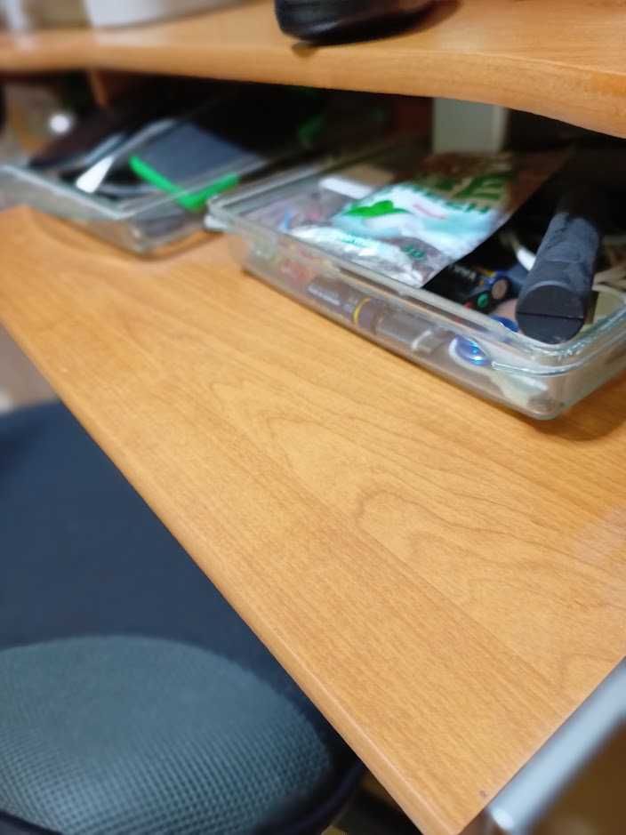 Biurko i krzeslo obrotowe .Biurko 100 zl. Krzesło 70 zl.
