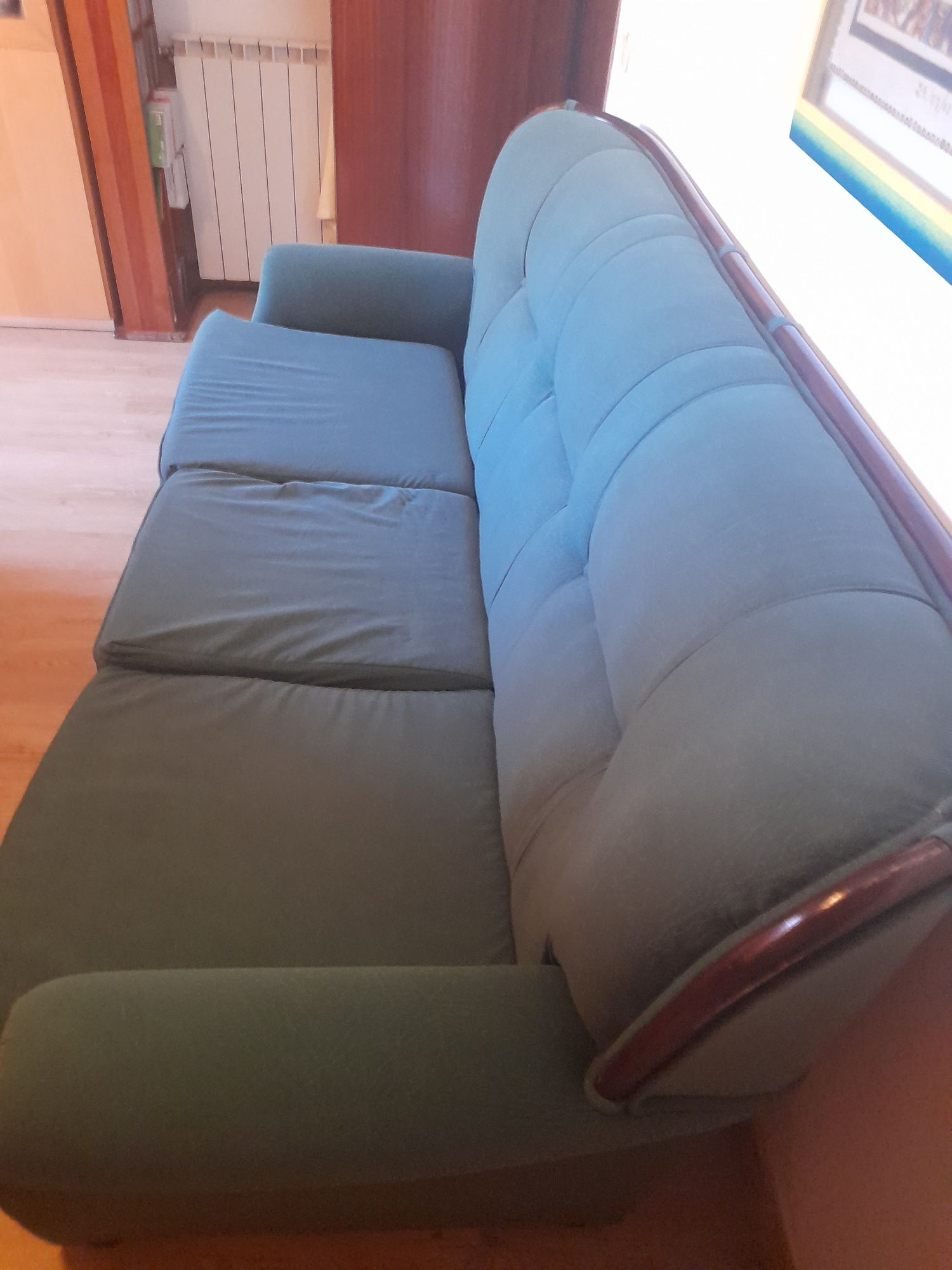 Sofá  cama com 3 almofadas  ,verde garrafa.