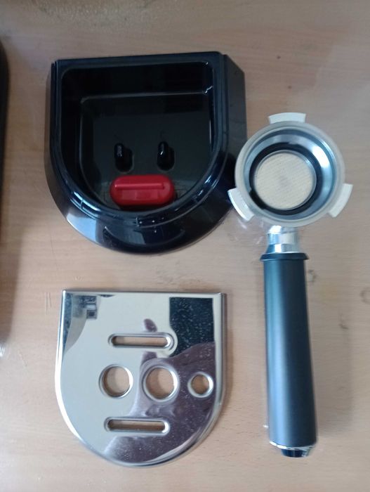 Рожковая эспрессо‑кофемашина  EC680.M из серии Dedica от DeLonghi .