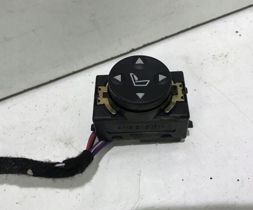 PRZYCISK POMPOWANIA OPARCIA FOTELA R 8360877 BMW