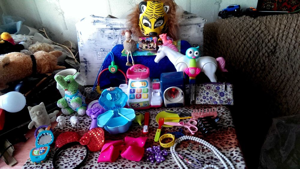 Большой игровой лот игрушек, заколки, браслеты, обручи и другое..