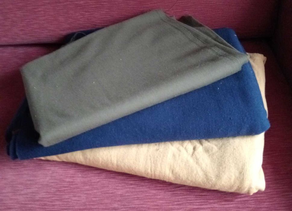 Відрізи різних тканин, різних розмірів, різних фактур.