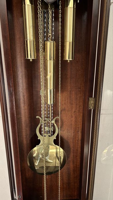 Relógio de pé alto com pêndulo e pesos