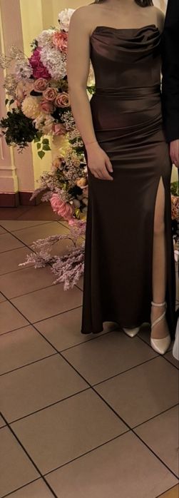 Elegancka satynowa sukienka w kolorze czekoladowym