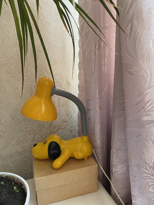Лампа настільна жовта