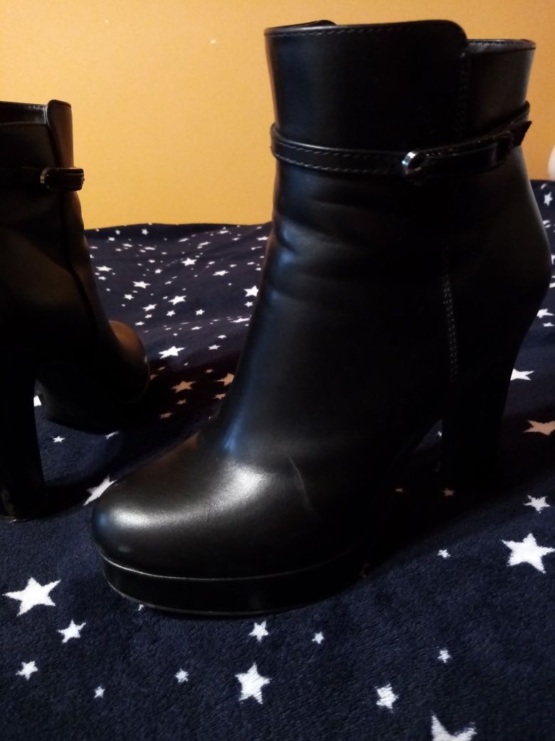 Buty na słupku czarne