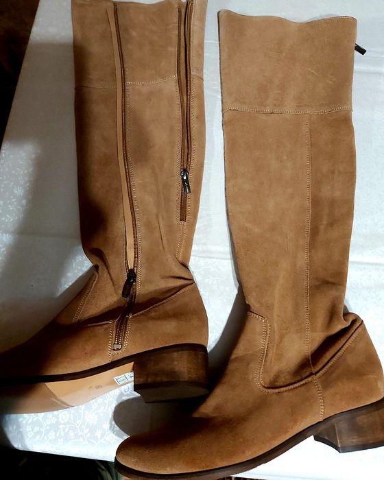 Стильні високі замшеві чоботи.