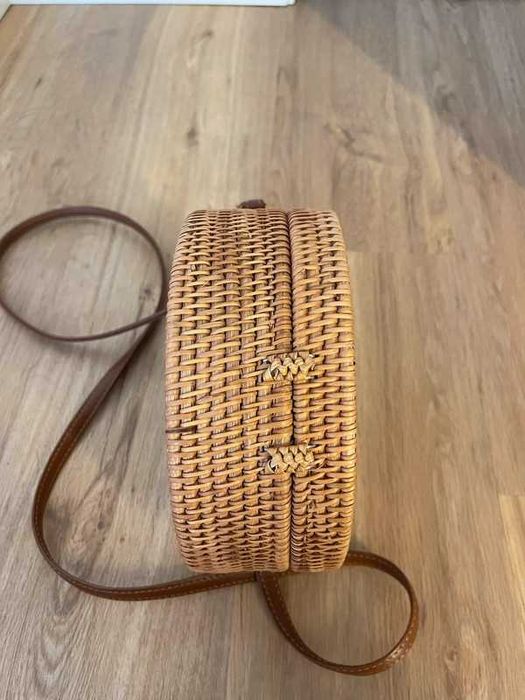 Bolsa castanha em rafia