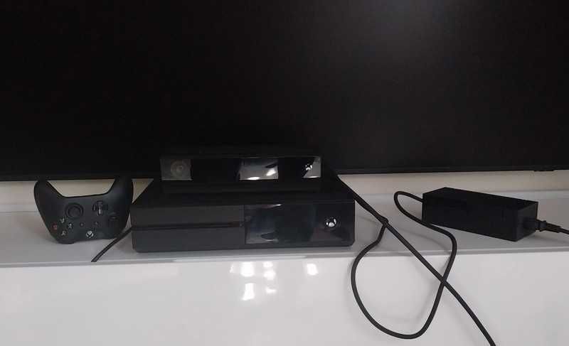 Konsola Xbox One 500 GB + Kinect + Pad + Gry