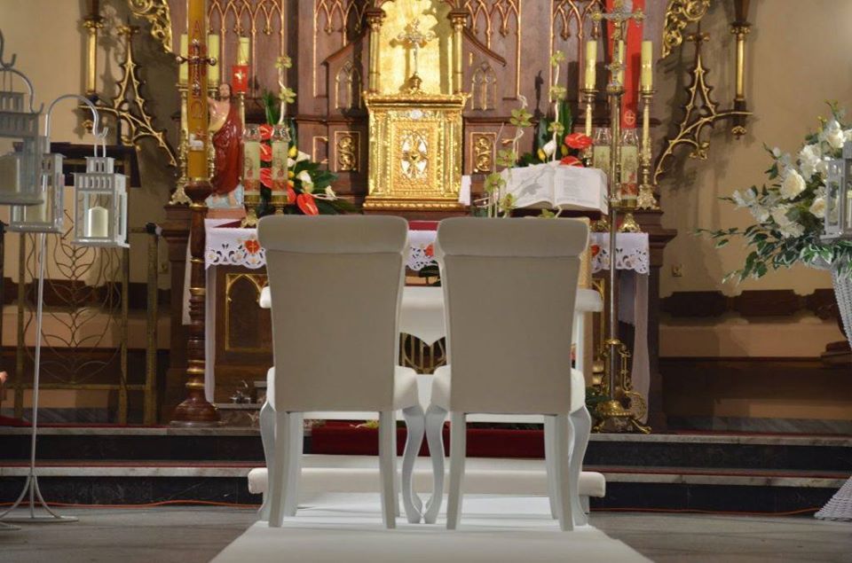 Biały dywan ślubny, krzesła i klęcznik