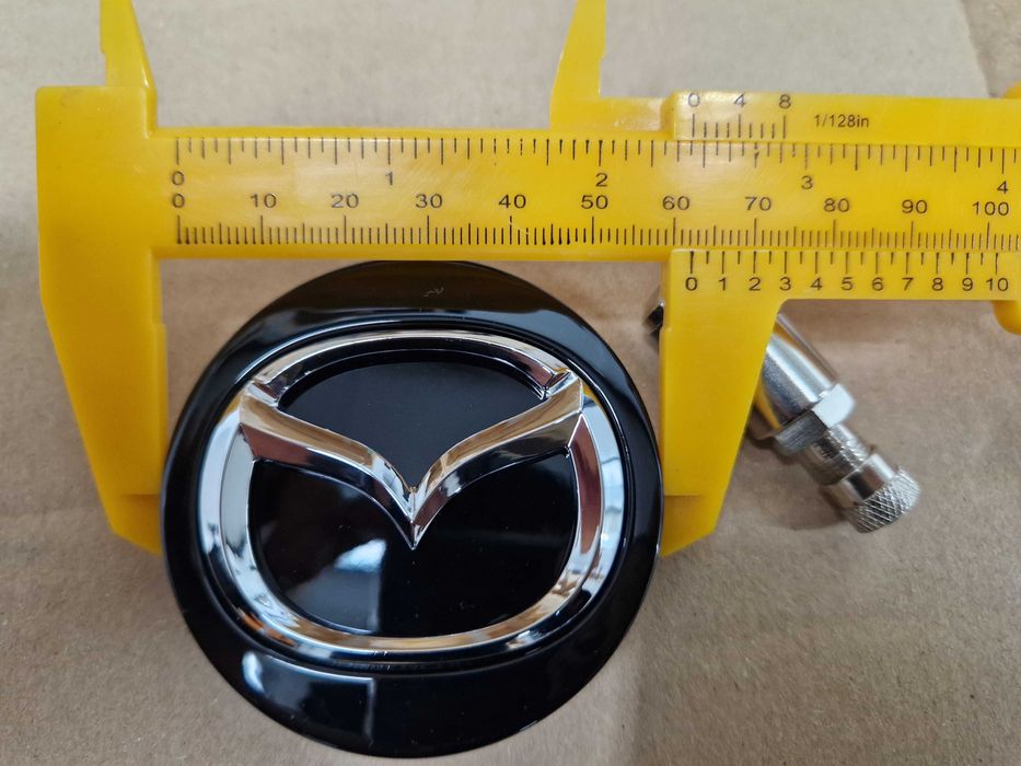 Oryginalne dekle, dekielki MAZDA 62 / 55 C831V3815