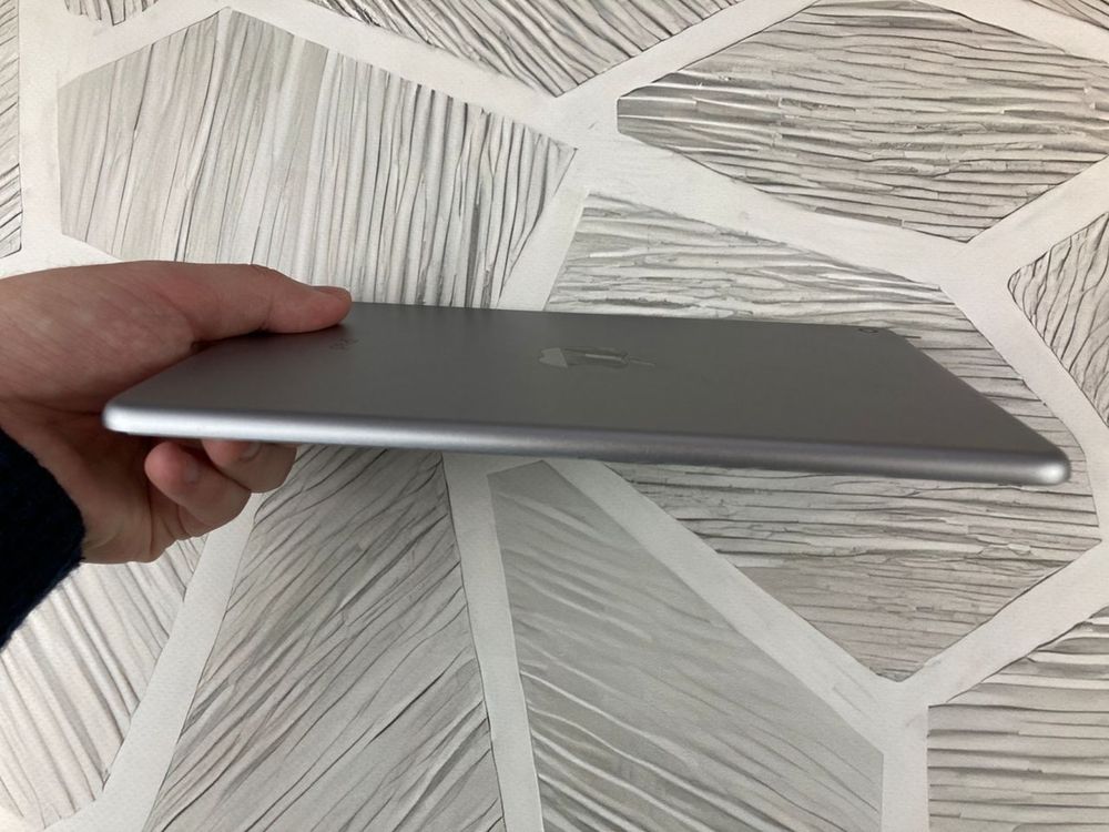 Планшет Apple iPad Mini 4th 128GB Wi-Fi Space Gray