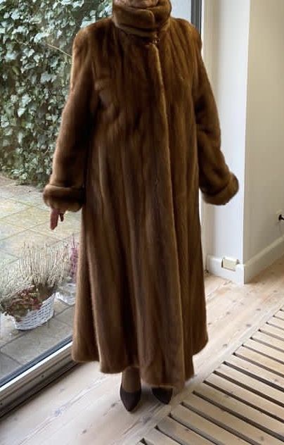 Futro długie z norek złotych; roz. 38; stan IDEAŁ