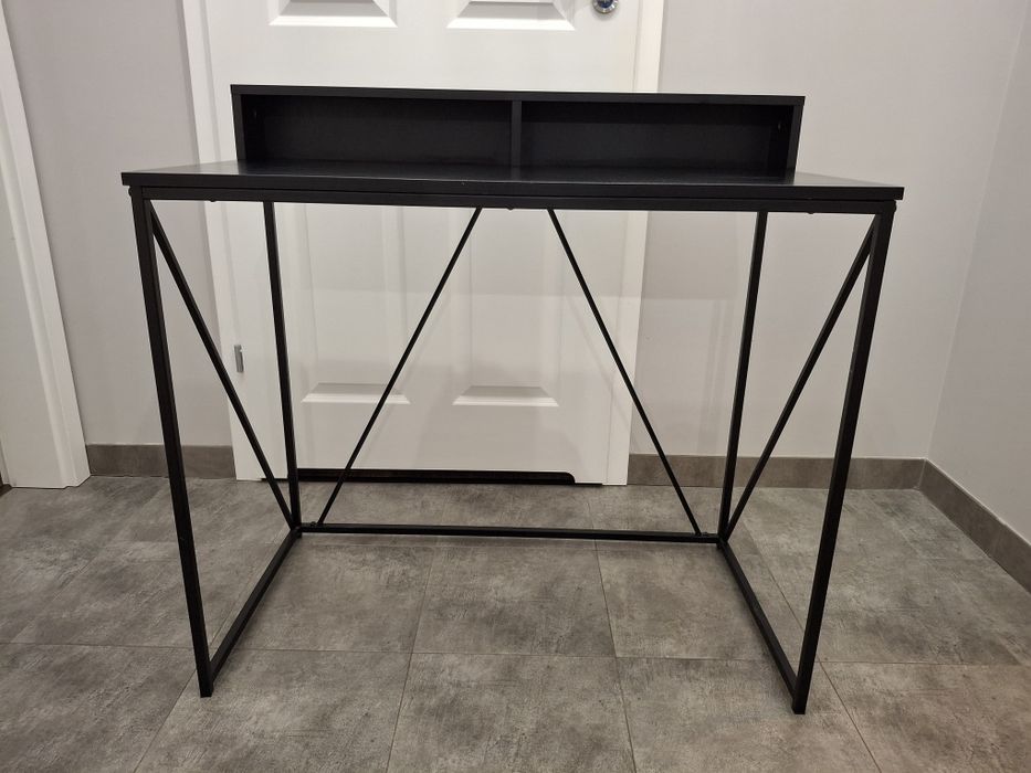 Biurko z metalową podstawą