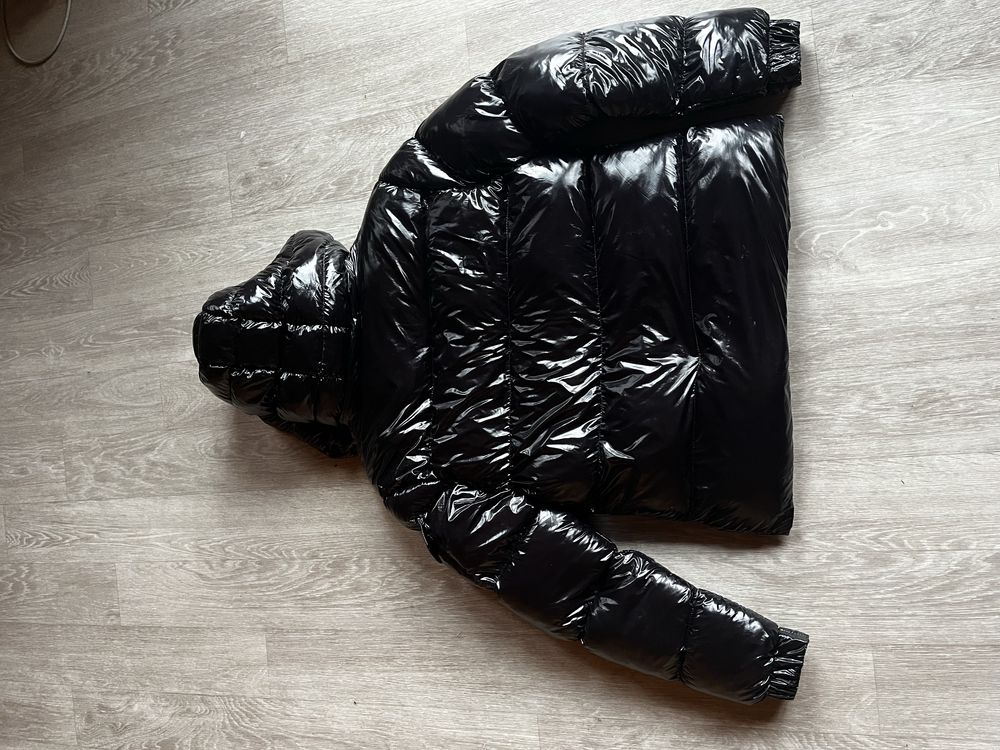 Продам Пуховик MONCLER