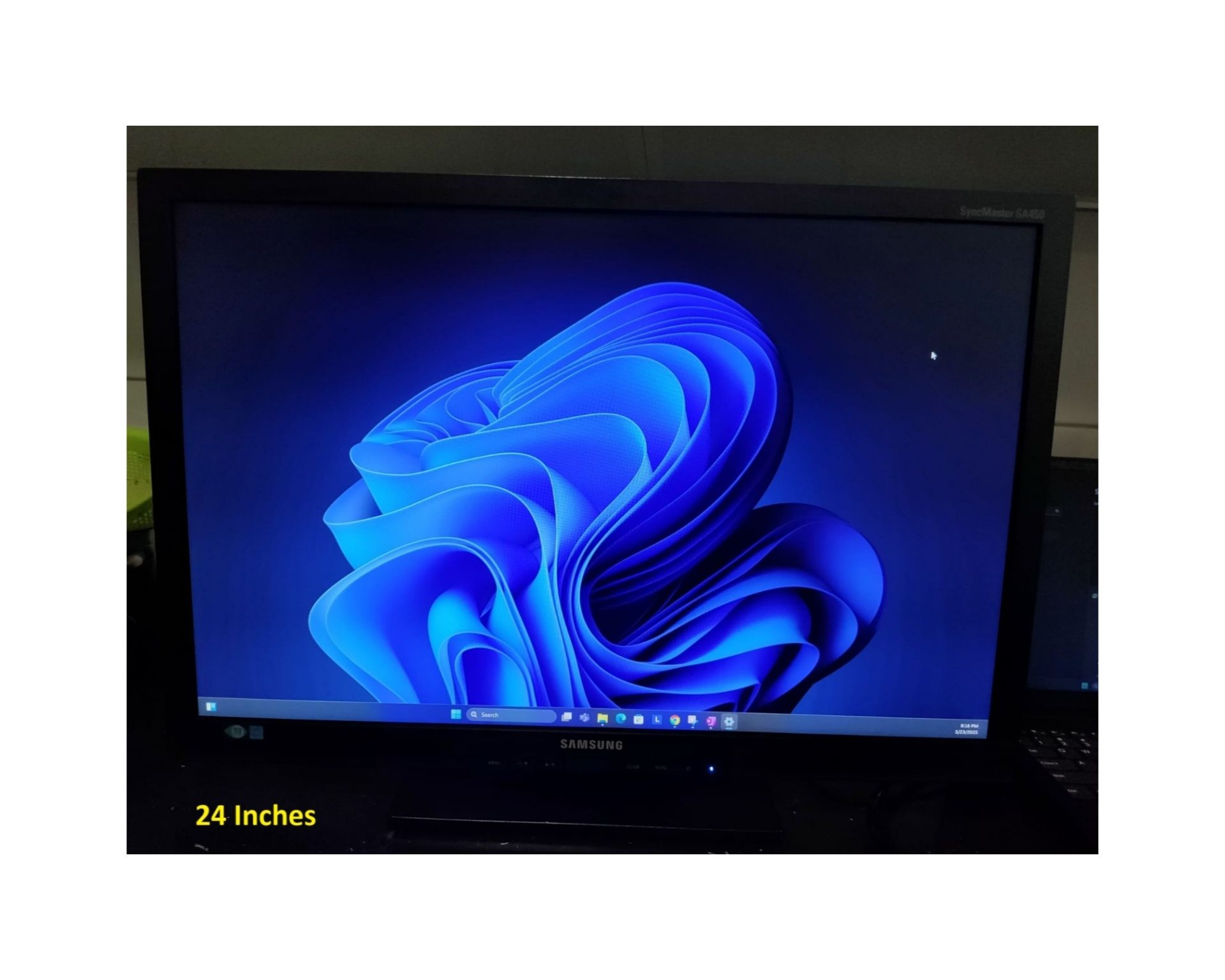 2 monitory Samsung – 24" i 19" + regulowane ramię do monitora.