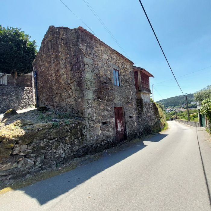 Construção em pedra com terreno
