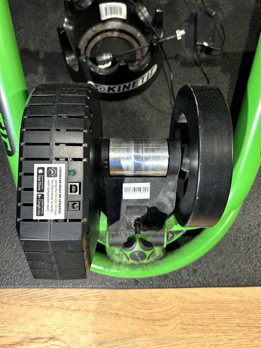Trenażer rowerowy Kinetic + mata