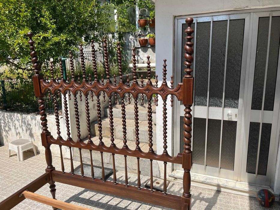 Cama antiga com mesinhas cabeceira