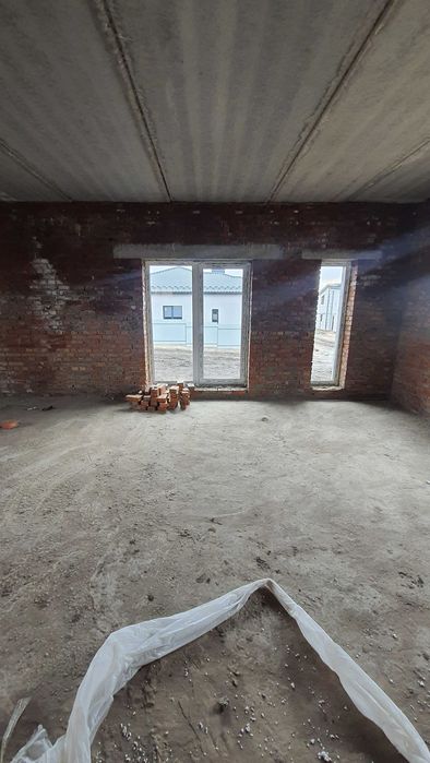 Будинок в сучасному та новому містечку з хорошим плануванням