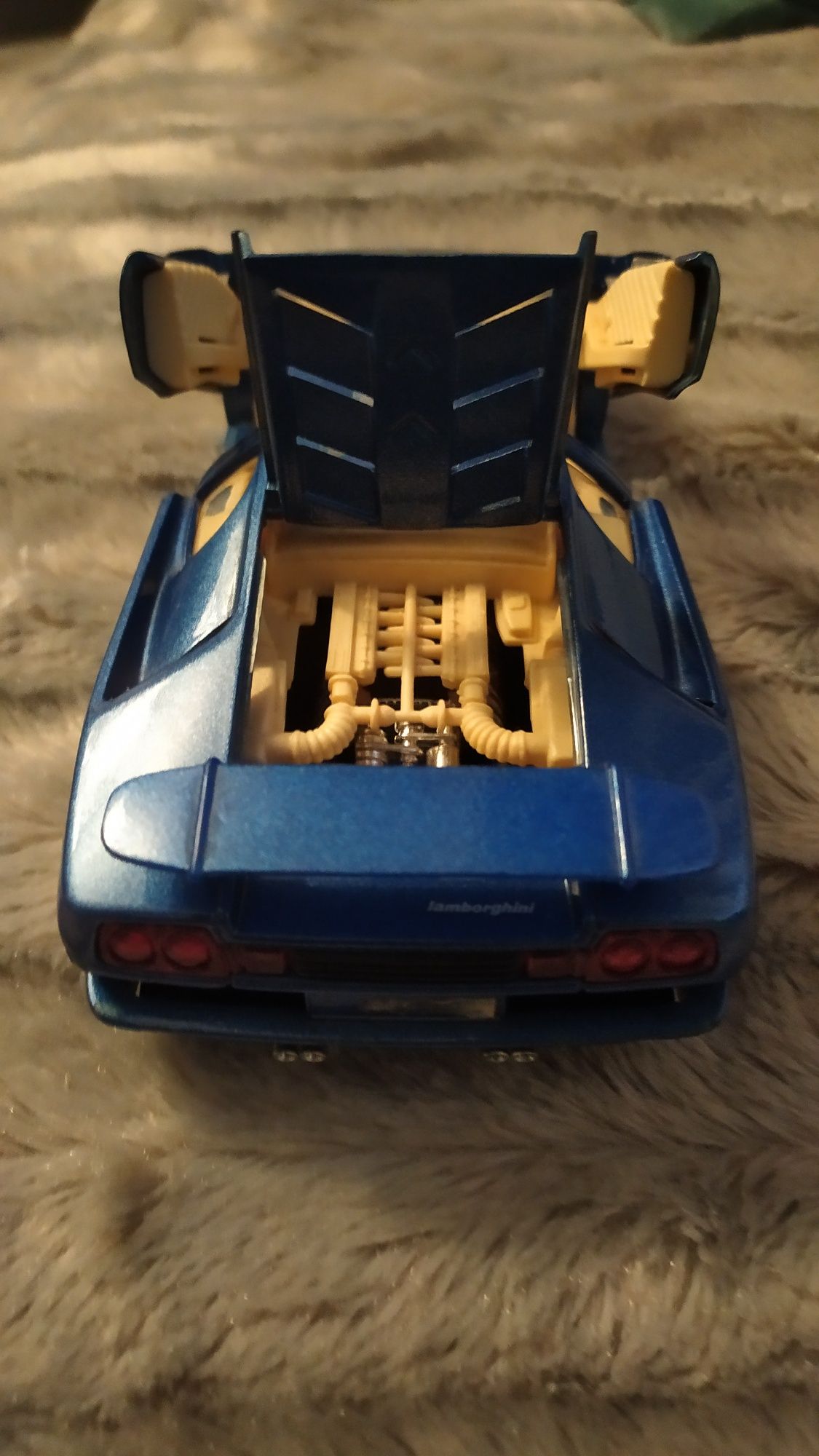 Carro Lamborghini Diablo ano 1990 escala 1/24 Burago