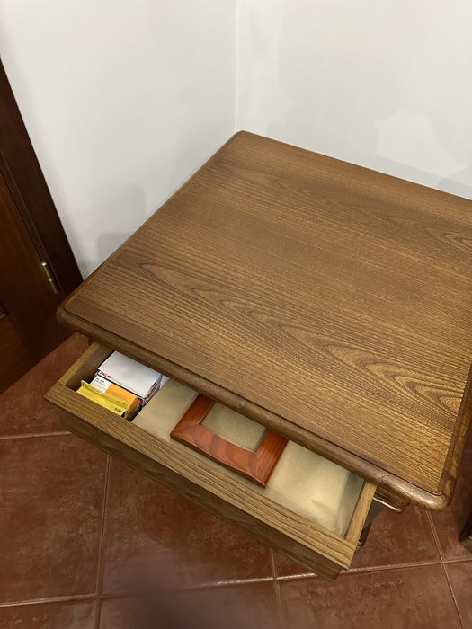 Mesa quadrada com gaveta