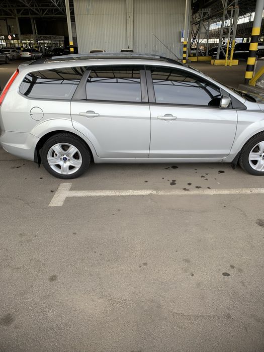 Продам серебристый Ford Focus 2010