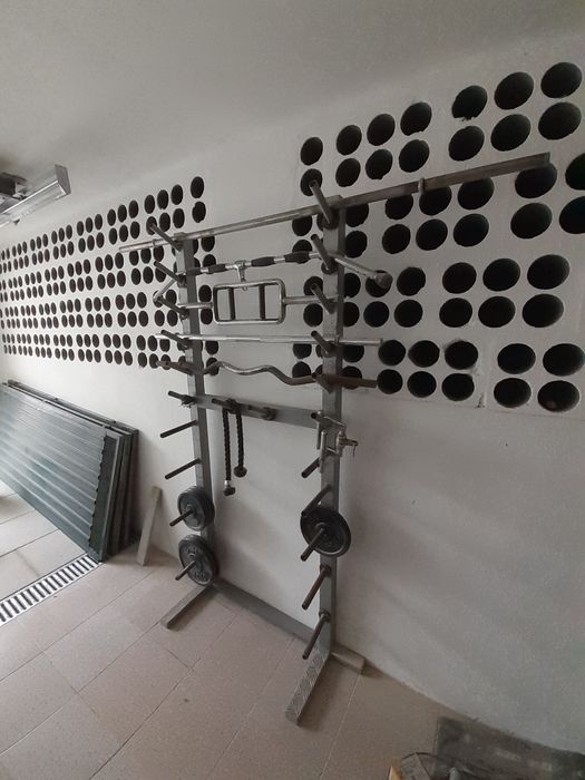 Suporte barras e pesos ginásio