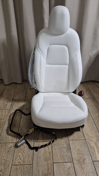 Продам сидіння пасажирське під відновлення подушки , з Tesla model Y