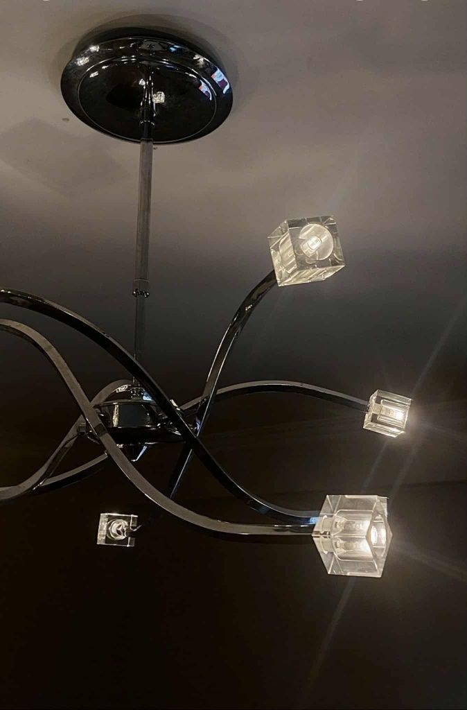 Candeeiro de traçado contemporâneo, estimado.
Os braços são reguláveis