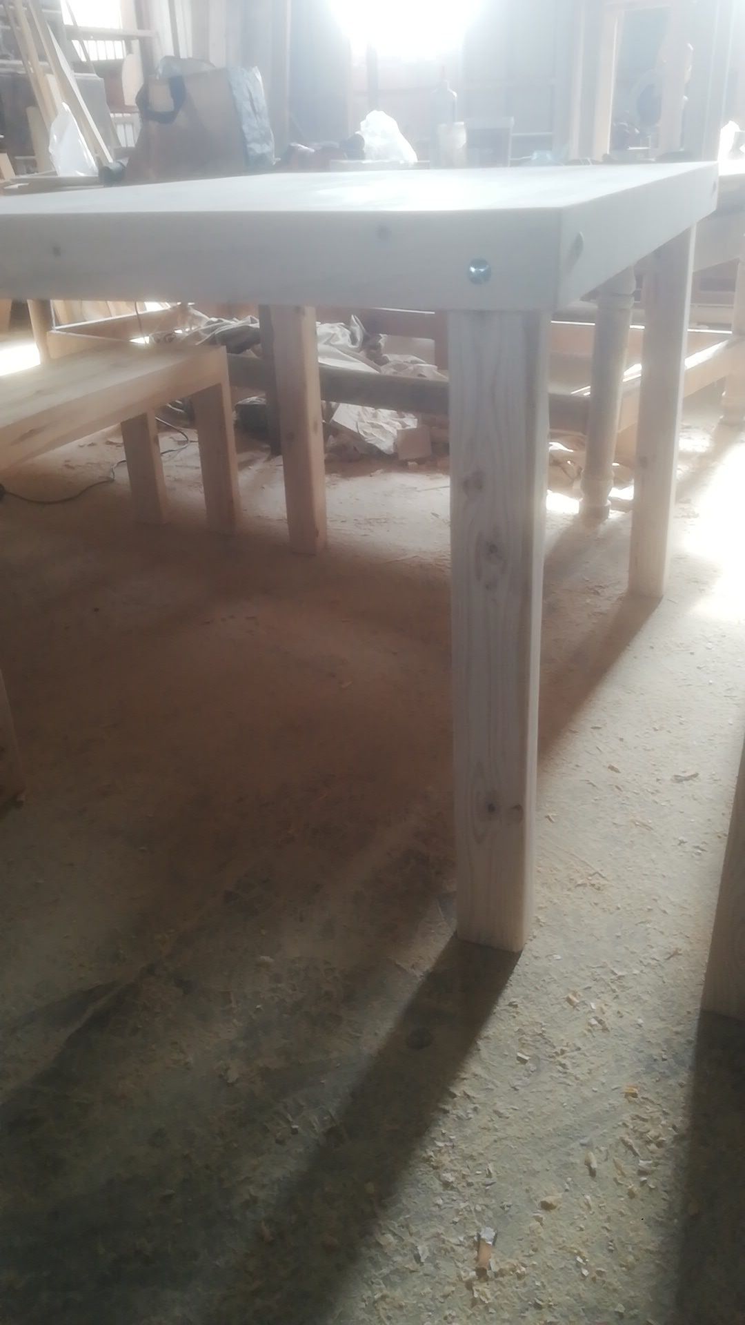 Mesa em madeira com 4 bancos corridos.