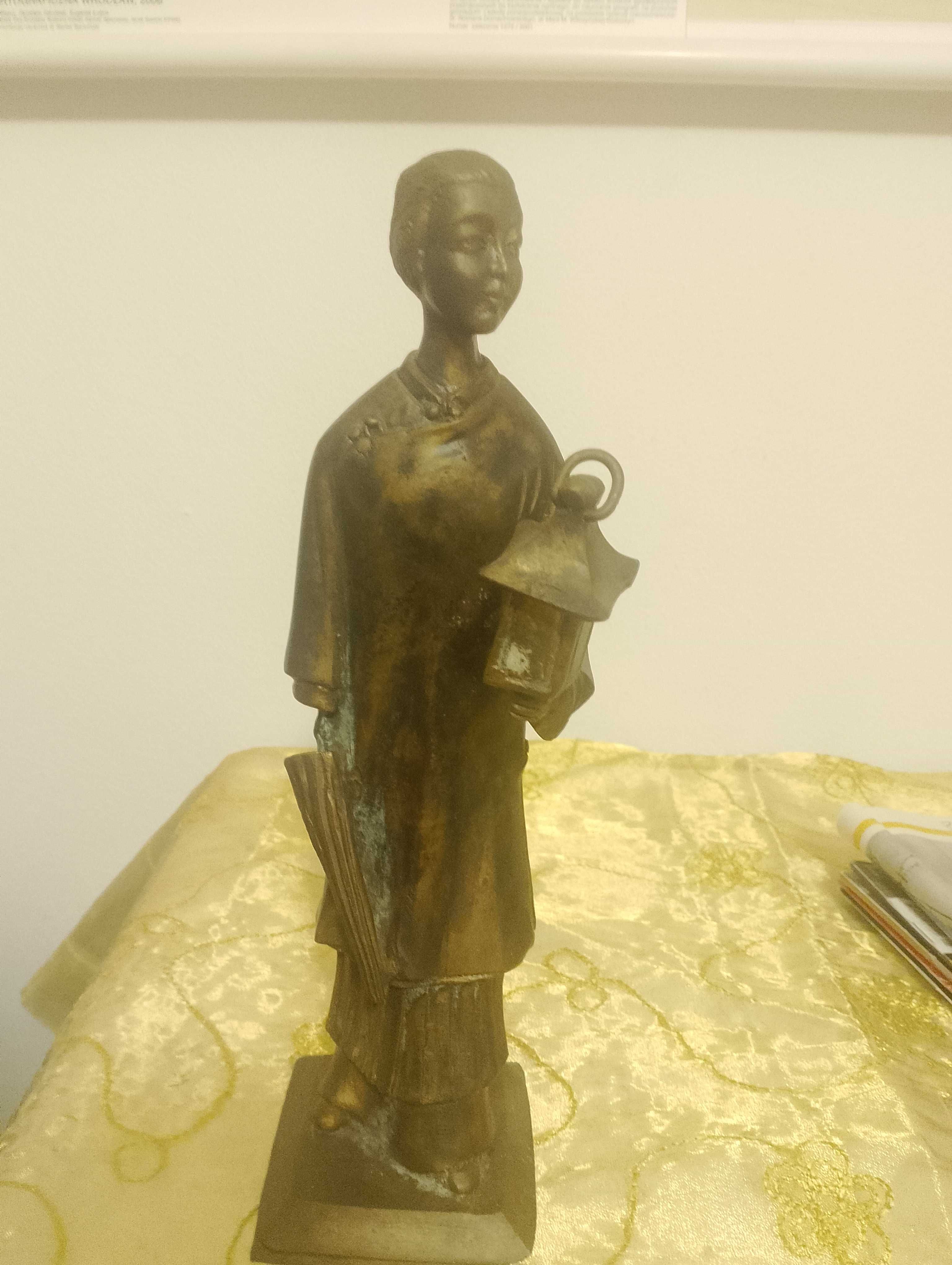 Figurka rzeźba kobiety