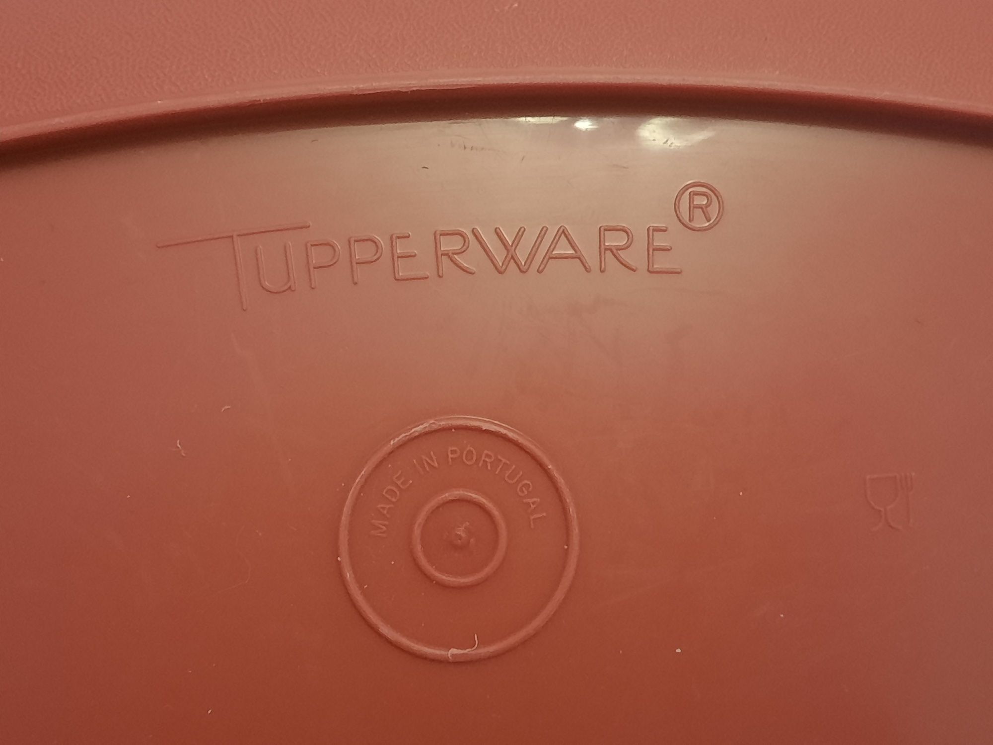 Travessa oval com tampa Tupperware