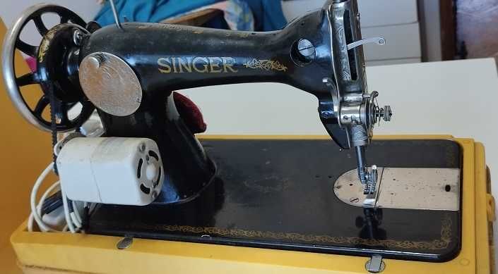 Máquina de costura Singer usada com motor e caixa