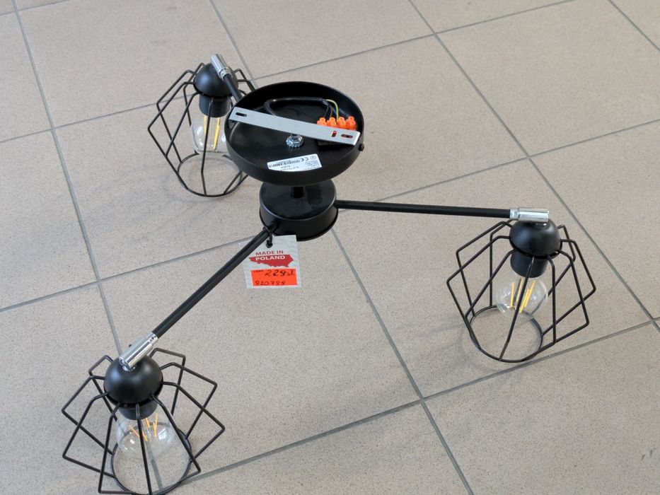 Lampa sufitowa trzy punktowa.