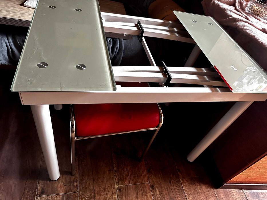 скляний стіл кухонний ( без верзньої частини, вона тріснула)