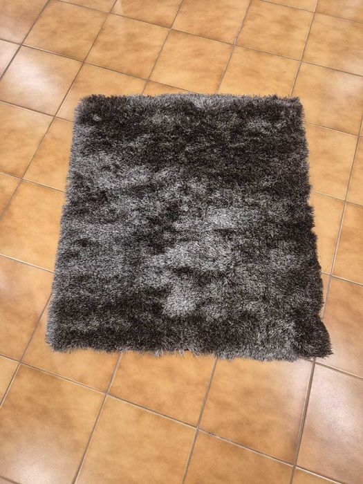 Carpete cinza com pelo alto, Medida - 100x90cm