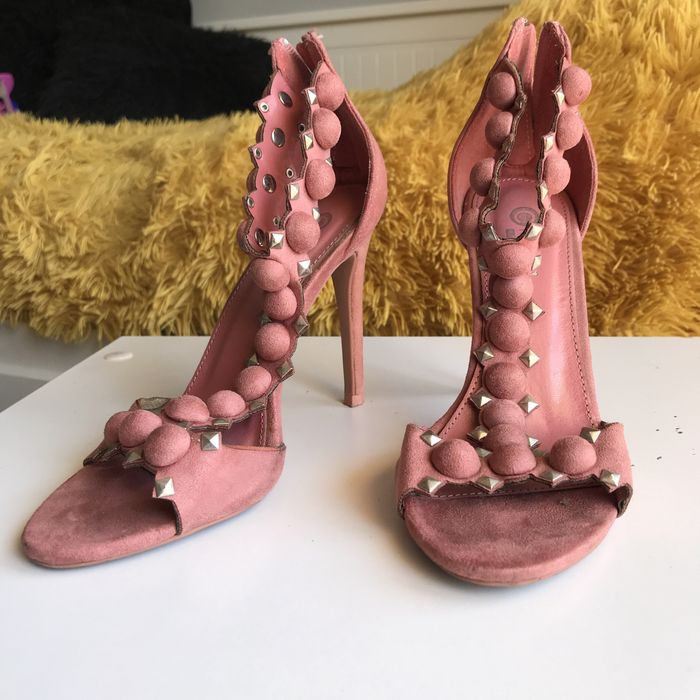 Sandálias com tachas de salto alto (37)