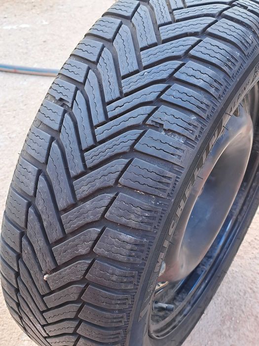 4 pneus neve 195 55 R16 com jantes.