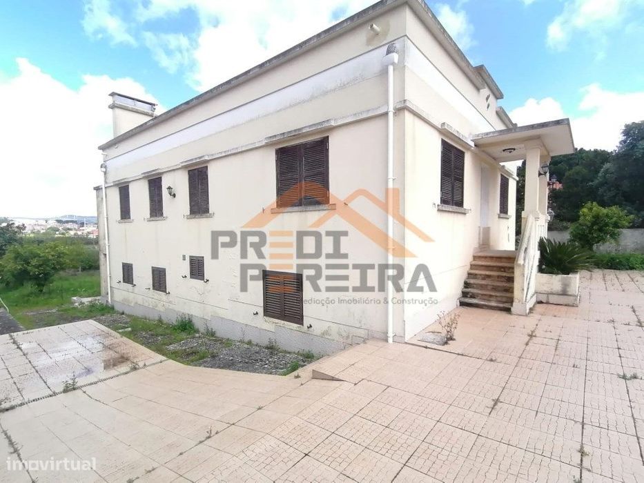 Moradia T7, de traça tradicional, situada no centro de Loures.