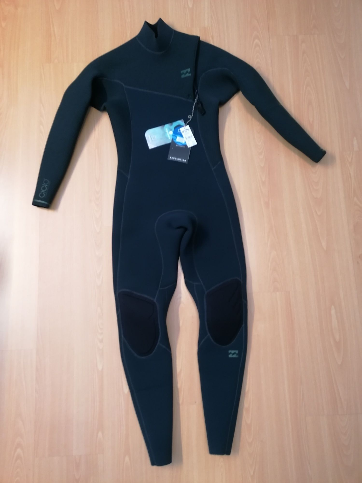 Fato surf - Wetsuit Billabong 4/3 Revolution Zippless Tamanho S (NOVO)