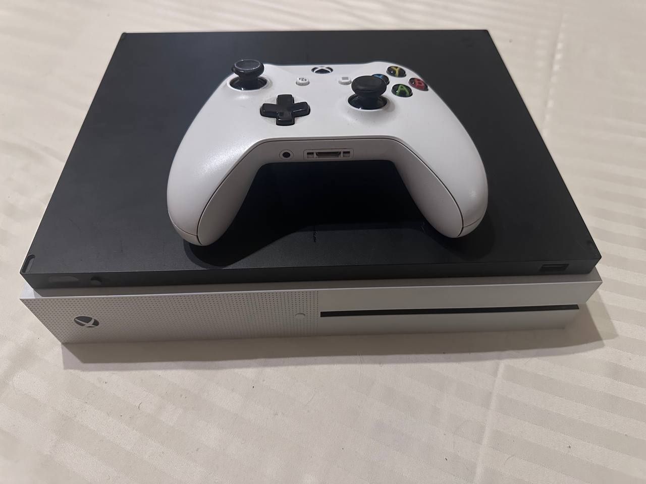 XBOX One S 1Tb з геймпадом