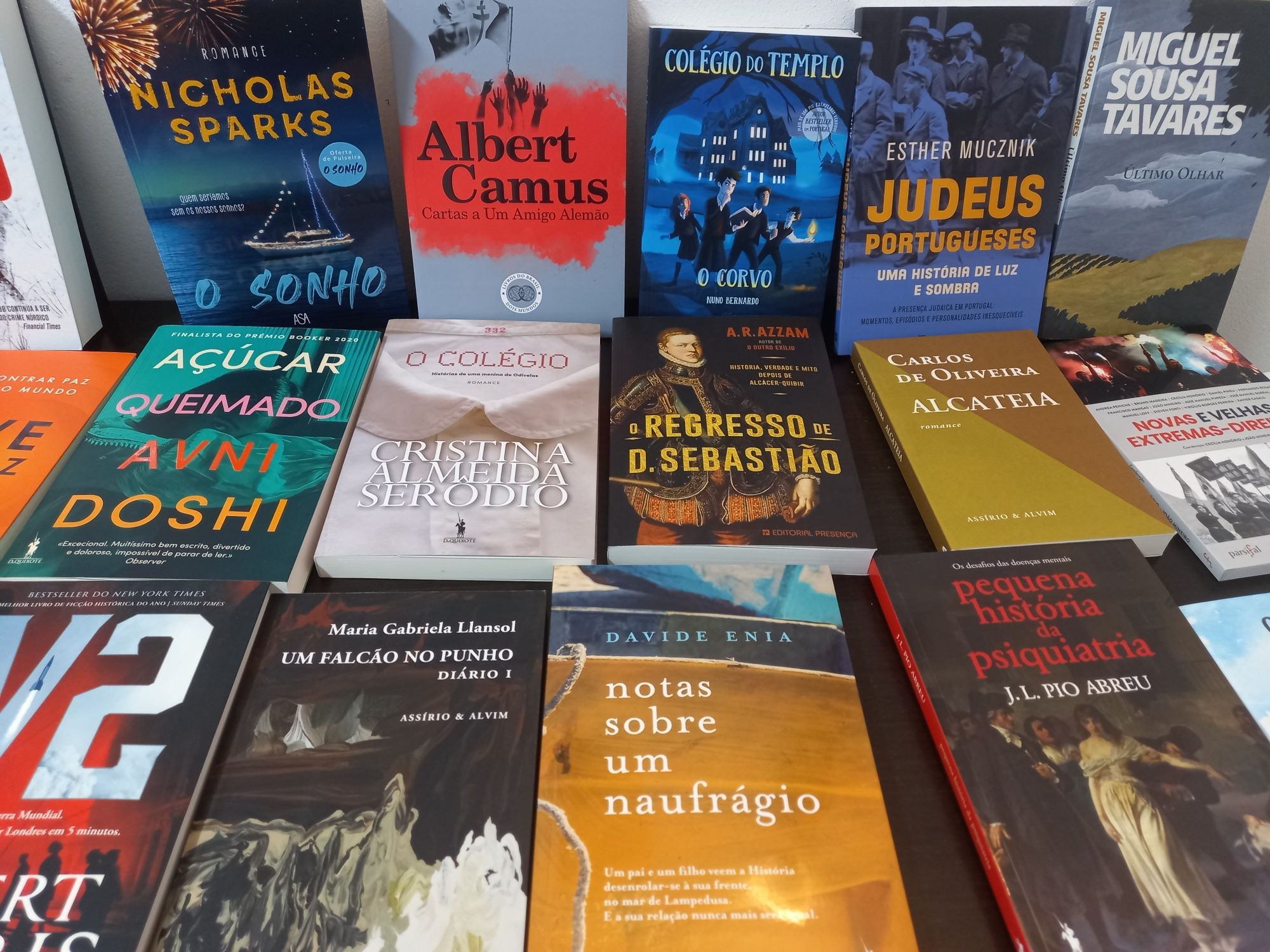 Livros novos até metade do preço