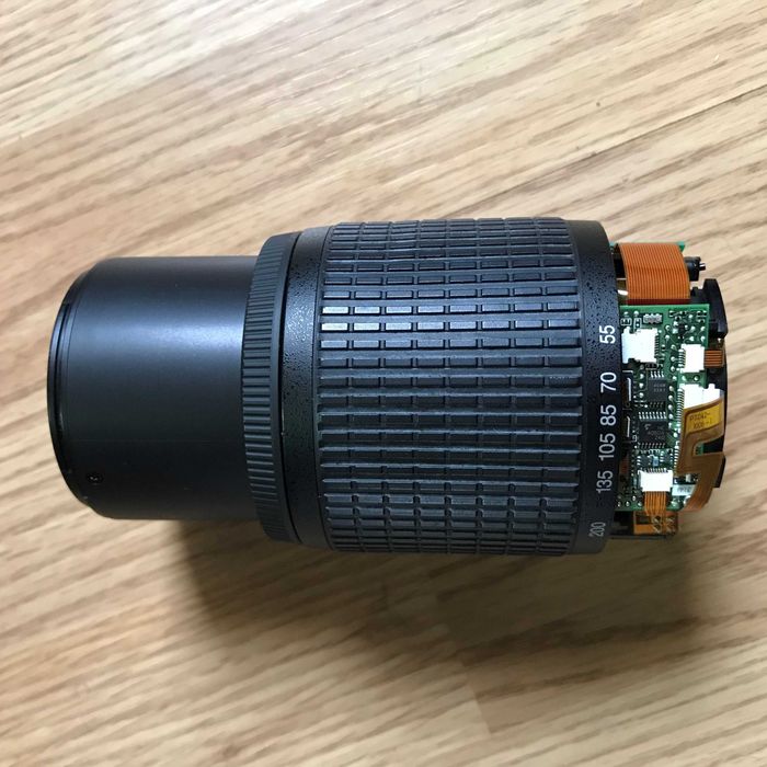 Objetiva Nikon AF-S NIKKOR 55-200mm 1:4-5.6G ED + Parasol Nikon HB-37