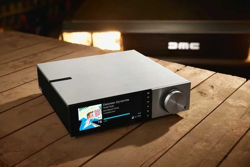 Cambridge Audio EVO 150 DeLorean limited edition