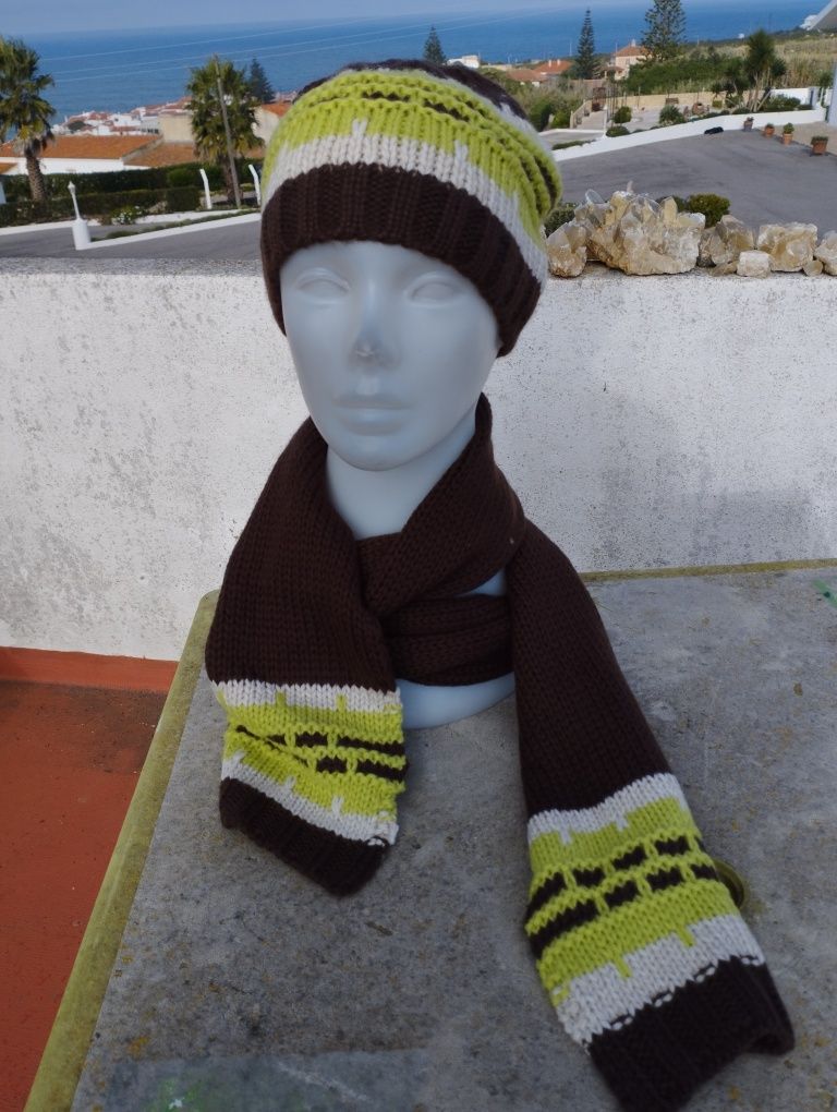 Conjunto de Gorro e cachecol. Set. Novo