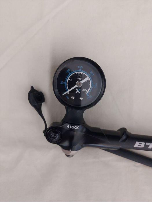 Pompka z uchwytem obrotowa z blokadą CUBE rower Presta Schrader Dunlop