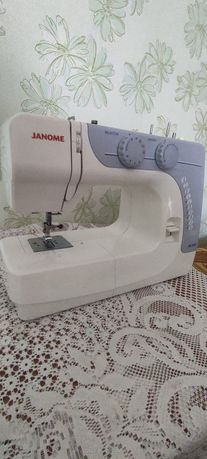 Продам швейную машинку janome